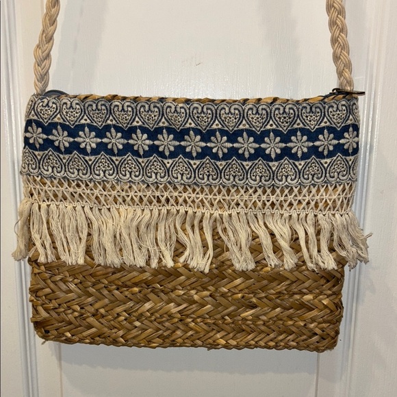 SUN AND SAND TAN WOVEN SHOULDER BAG BLUE & CREME COLOR CLOTH DESIGN WITH FRINGE - Picture 1 of 10